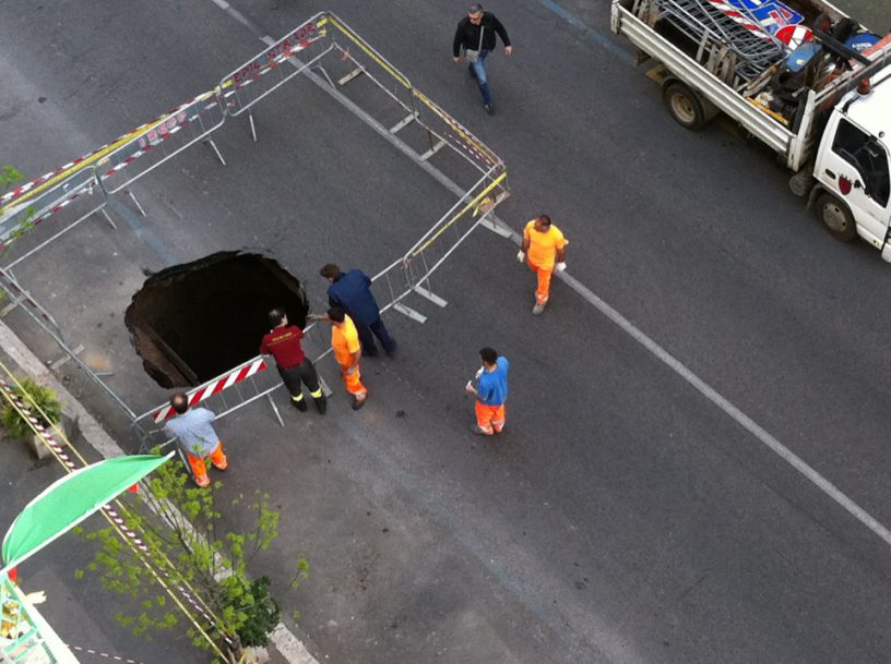 Voragini a Roma.