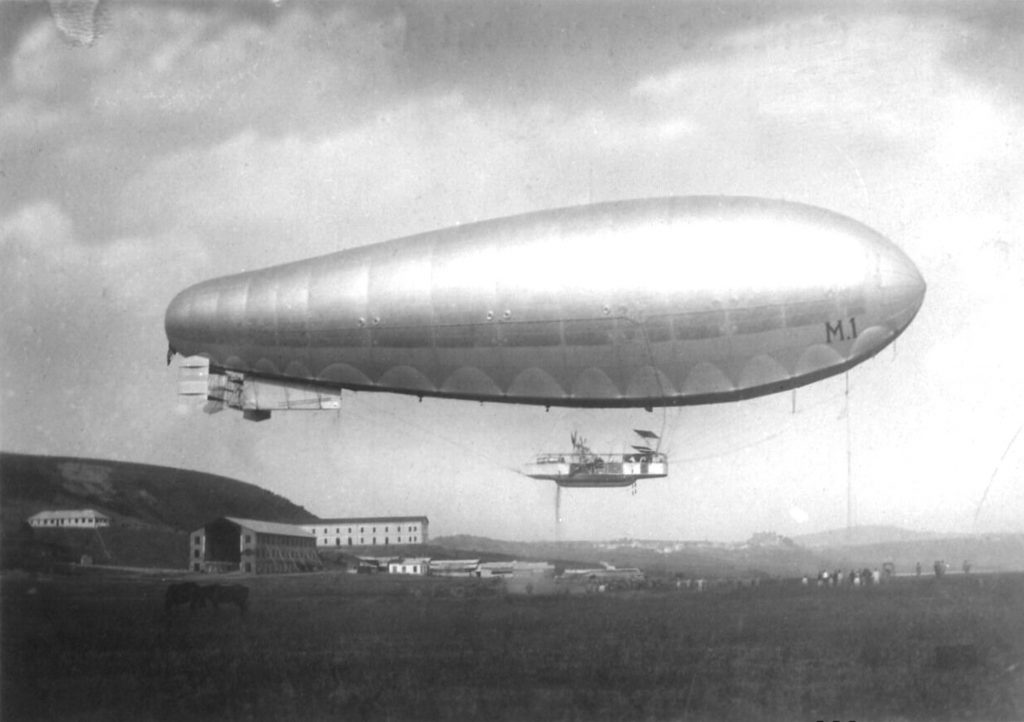 Il dirigibile M.1 in volo sulla base di Vigna di Valle a Bracciano.